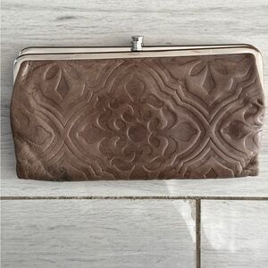 HOBO Taupe/Grey Embossed Kiss-lock-Clutch Wallet.